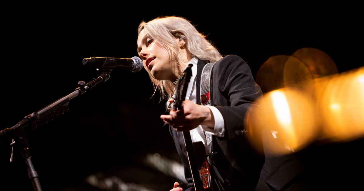 Telefones proibidos na turnê de Phoebe Bridgers, incluindo seus shows de Halloween no Intuit Dome