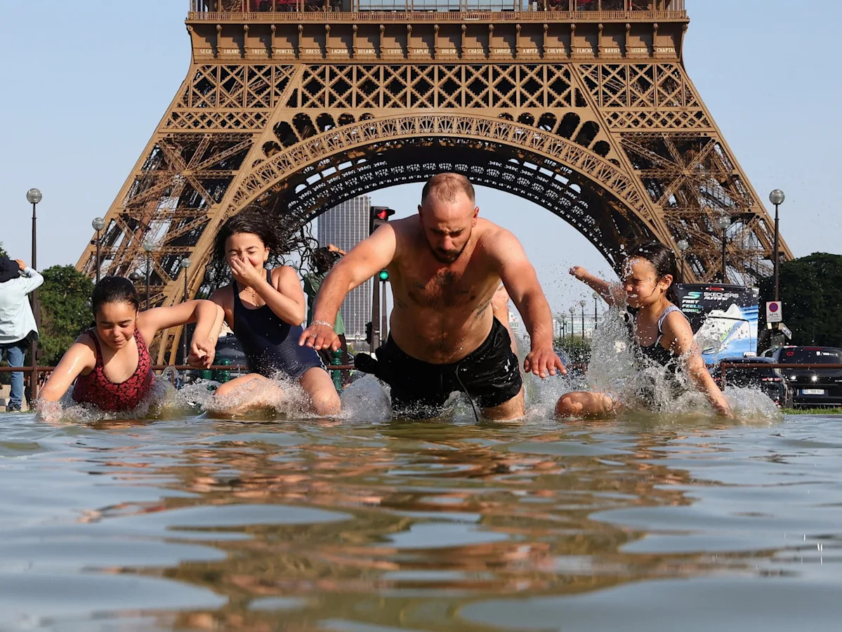 Abdul Saboor/Reuters - FOTO: Um homem mergulha na água do Canal Saint-Martin enquanto as temperaturas aumentam durante uma onda de calor que afeta grande parte do país, em Paris, França, em 22 de junho de 2026.
