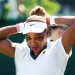 Serena Williams sente o calor em Wimbledon hoje - enquanto a qualificação foi interrompida devido à falha no sistema eletrônico de chamada de linha em meio à onda de calor