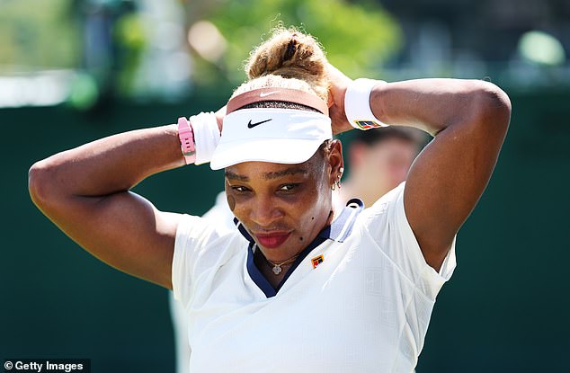 Serena Williams sente o calor em Wimbledon hoje - enquanto a qualificação foi interrompida devido à falha no sistema eletrônico de chamada de linha em meio à onda de calor