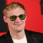 Terceiro filme de Curry Barker, um conceito original de terror, chega à Universal e Blumhouse Atomic Monster