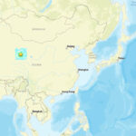 Um grave terremoto atingiu a China na manhã de 16 de junho de 2026, deixando pelo menos uma pessoa morta e várias outras feridas, de acordo com informações preliminares da mídia estatal local e do Serviço Geológico dos Estados Unidos.