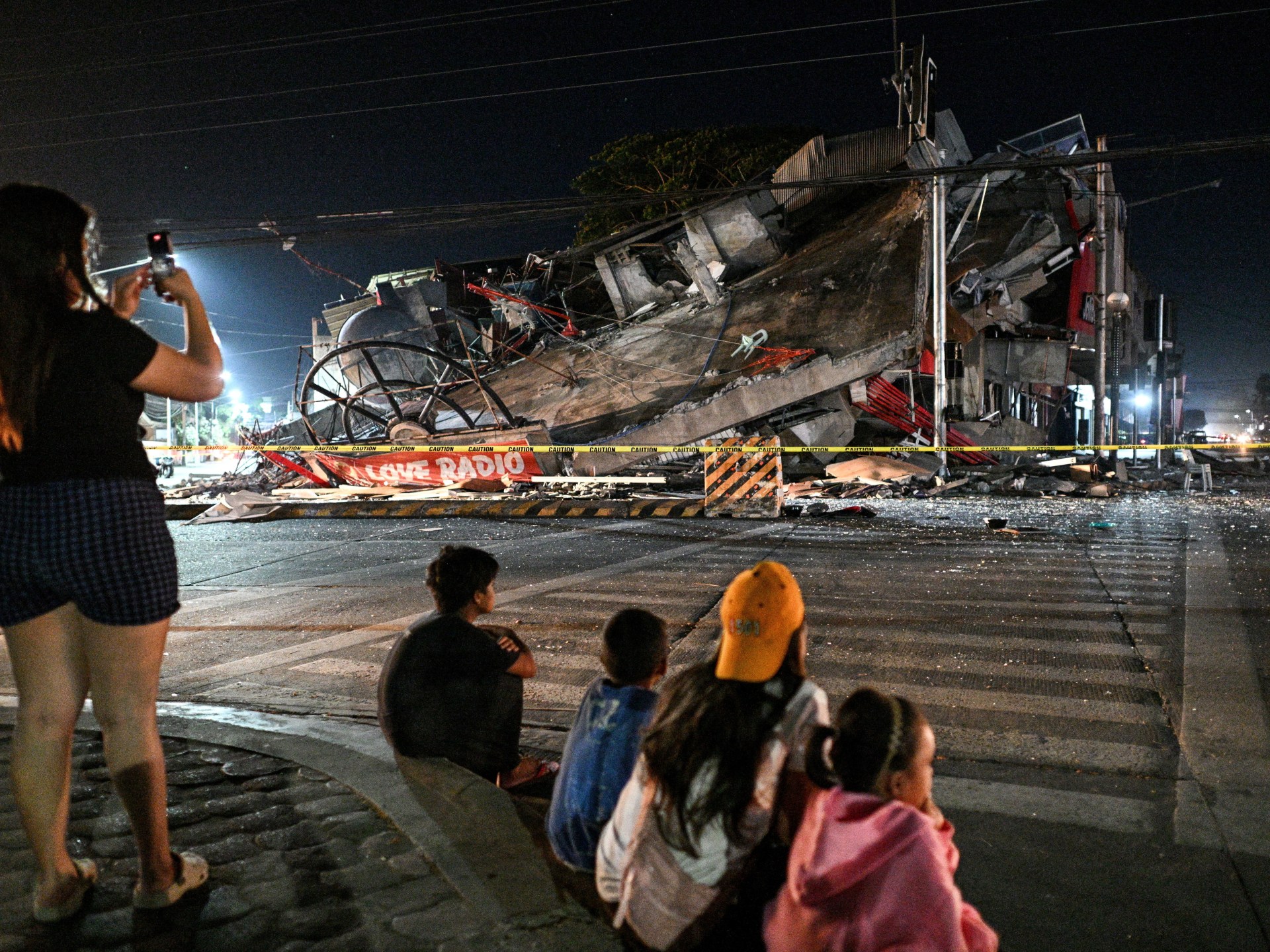 Terremoto de magnitude 7,8 deixa dezenas de mortos nas Filipinas