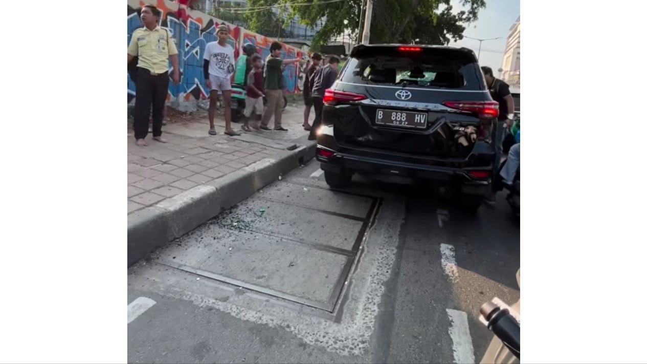 Terungkap! Awal Mula Fortuner Dilempari Batu e Dikerubungi Massa di Tanah Abang Gegara Klakson ke Pemotor