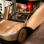 Tesla começa a testar Cybercab sem pedais nem volante em Austin