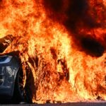 Tesla incendiada enquanto milhares protestam contra o G7 após o marco de Musk