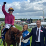 Thundering On troveja em casa em Epsom Oaks!