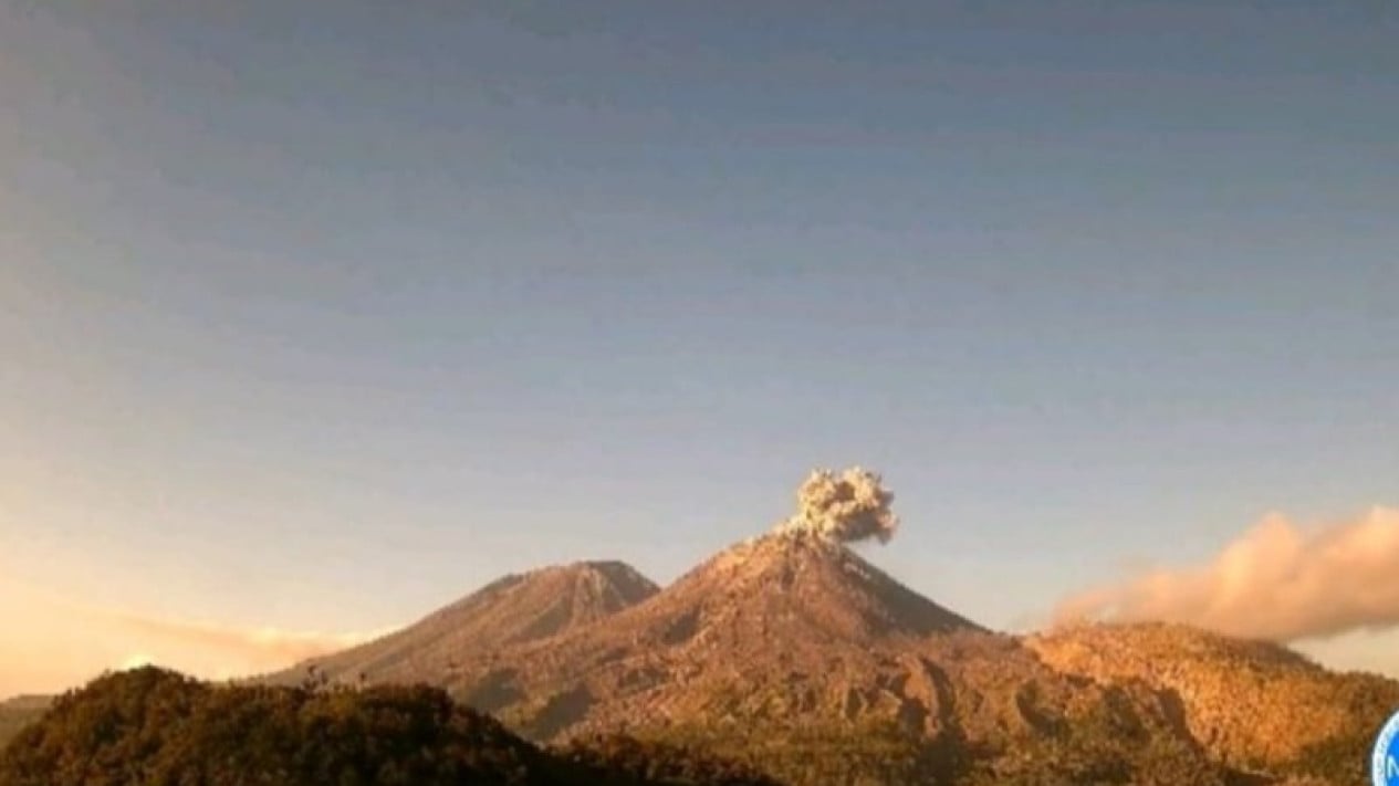 Tiga Gunung Api de Maluku Utara e NTT Meletus Pagi Ini