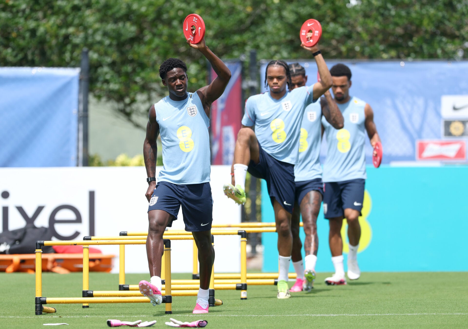 Tino Livramento diz que Kobbie Mainoo o faz 'uau' nos treinos da Inglaterra devido a uma coisa, 'Tão bom…'