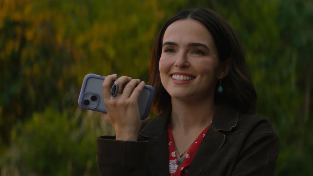 Jonah Hauer-King e Zoey Deutch em