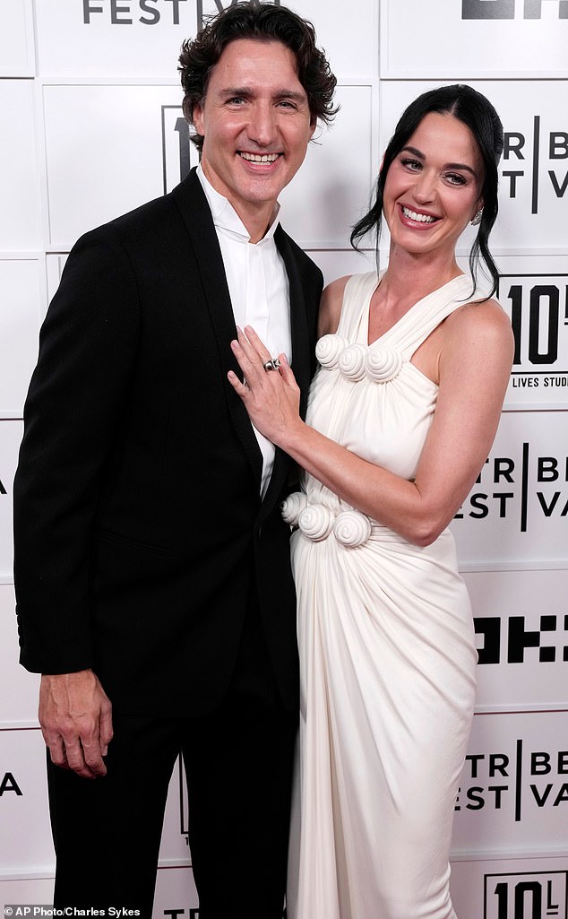 Katy Perry, 41, acaba de anunciar que Justin Trudeau, 54, é ¿o amor da (dela) vida¿. Ela conheceu o ex-primeiro-ministro canadense logo após seu rompimento com o ator Orlando Bloom no verão passado.