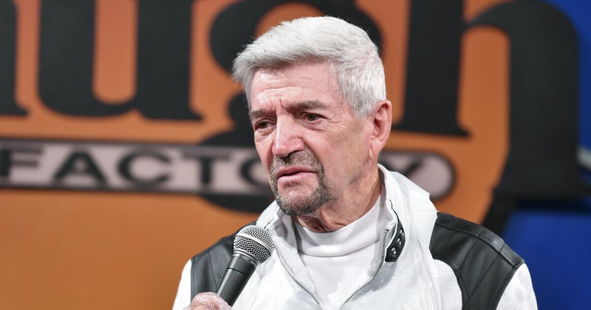 Tom Dreesen, comediante que liderou a greve da Comedy Store e fez turnê com Frank Sinatra, morre aos 86 anos
