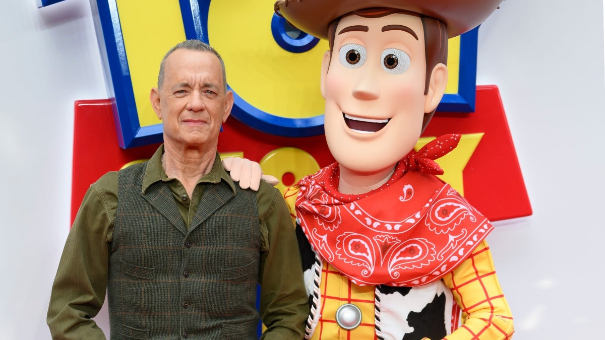 Tom Hanks admite que é “assustador” pensar que a Disney poderia fazer sequências de “Toy Story” sem ele, graças à IA