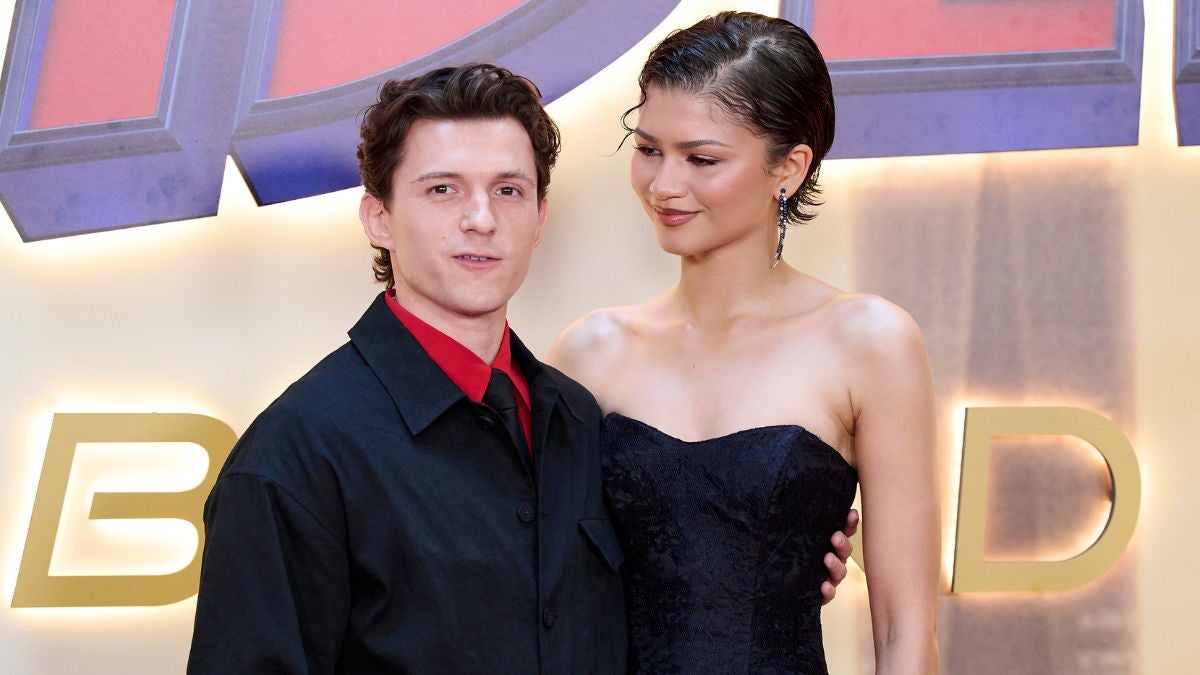 Tom Holland e Zendaya participam de chamada fotográfica de