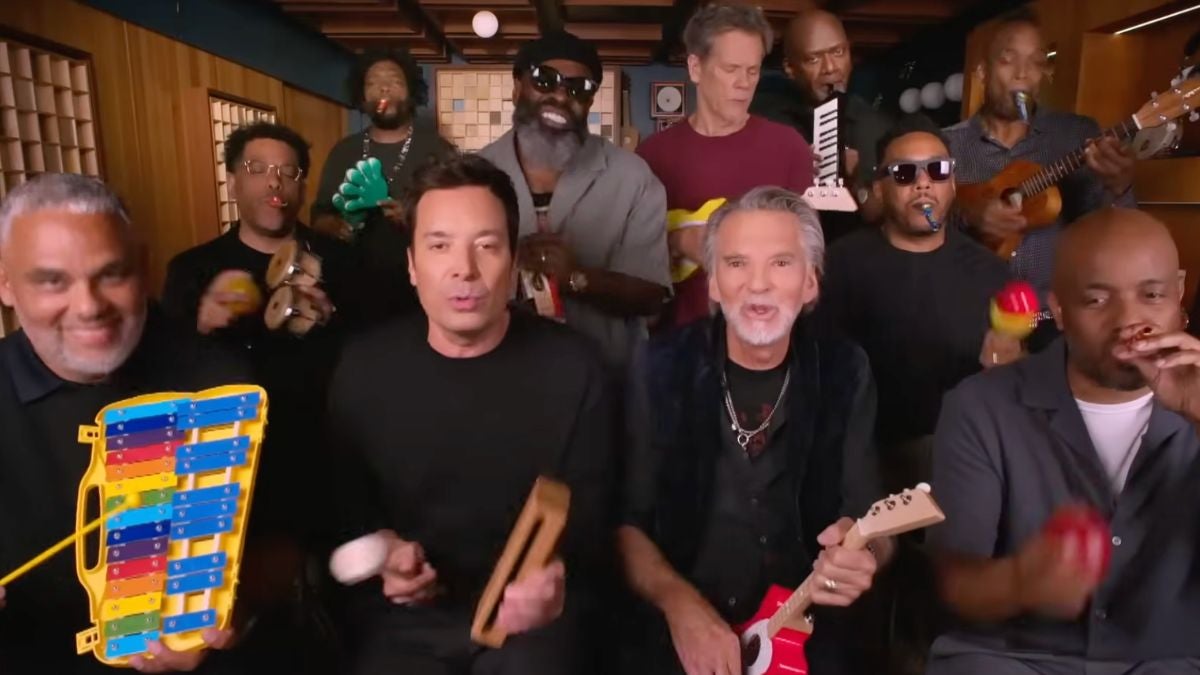 'Tonight Show': Kenny Loggins se reúne com Kevin Bacon e John Lithgow para apresentação surpresa de 'Footloose' | Vídeo