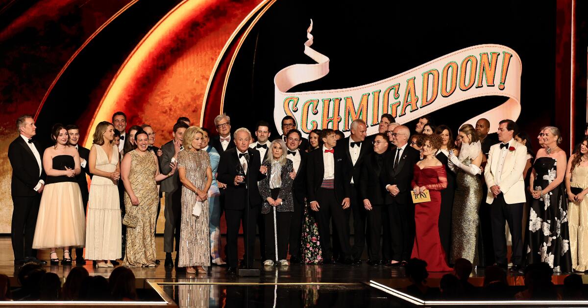 Tony Awards 2026: "Schmigadoon!" ganha o prêmio de melhor musical em uma temporada salva por revivals