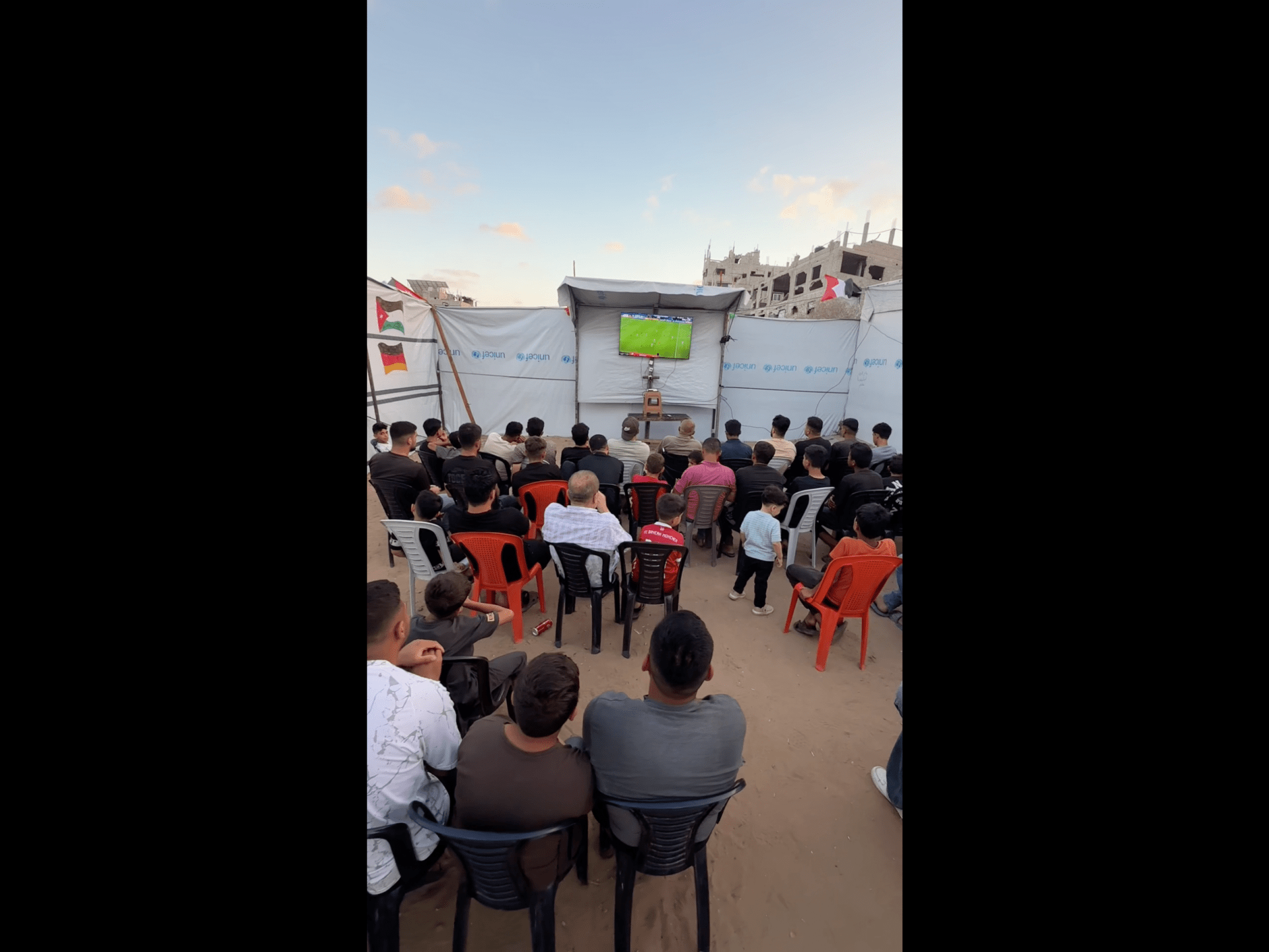 Torcedores de futebol em Gaza se reúnem para assistir ao jogo entre Espanha e Arábia Saudita