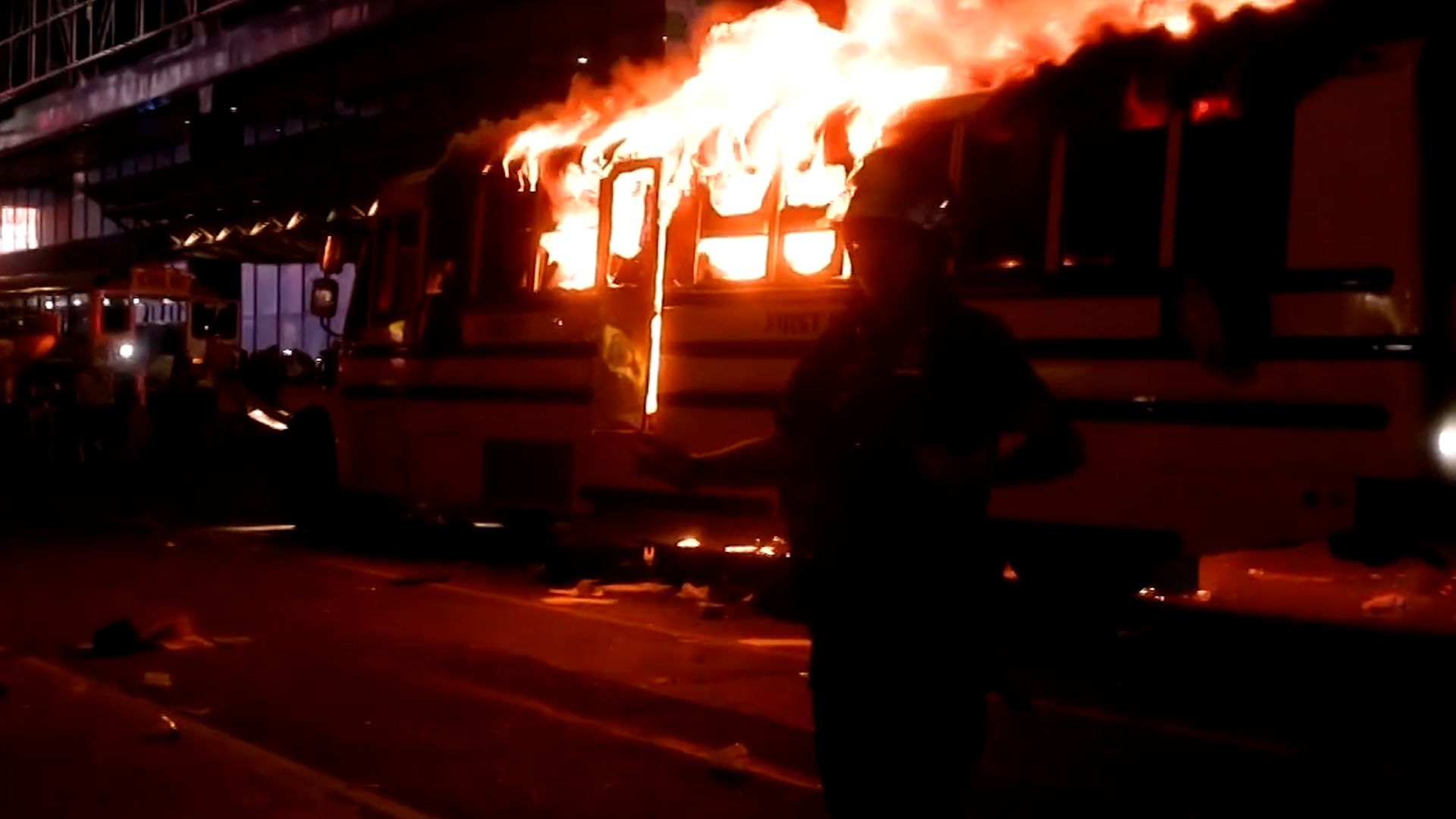 Torcedores dos Knicks incendiaram ônibus durante comemorações