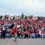Torcedores noruegueses levam festa da Copa do Mundo aos portões do palácio para acordar King com ‘Viking Row’