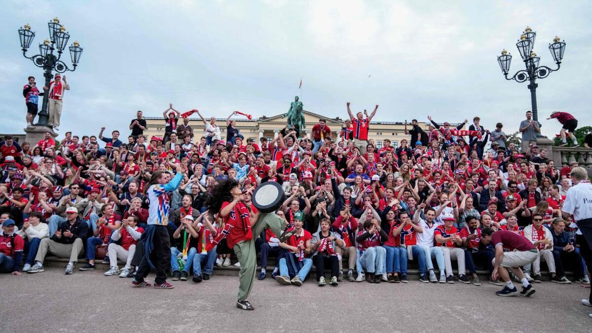 Torcedores noruegueses levam festa da Copa do Mundo aos portões do palácio para acordar King com ‘Viking Row’