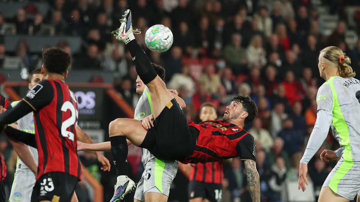 Tottenham contrata Senesi, ex-zagueiro do Bournemouth, para a próxima temporada