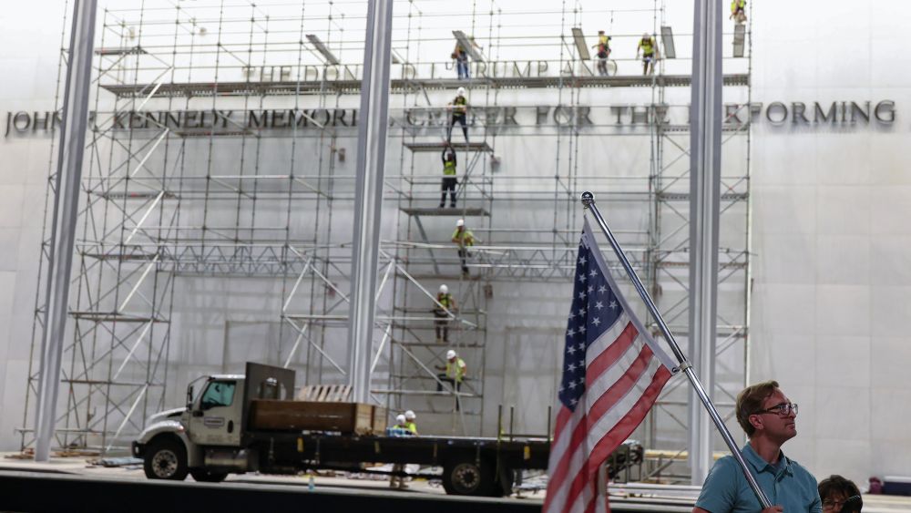Trabalhadores começam a retirar o nome de Trump do prédio do Kennedy Center nas primeiras horas da manhã
