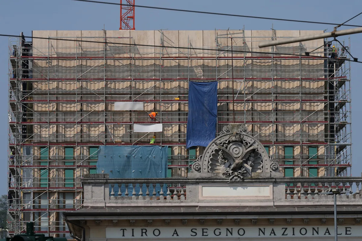 Trabalhadores estrangeiros dizem que receberam menos de US$ 2 por hora para construir um novo Consulado dos EUA em Milão