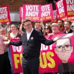 As assembleias de voto estão abertas enquanto Andy Burnham (foto hoje) tenta retornar à Câmara dos Comuns para poder desafiar Keir Starmer