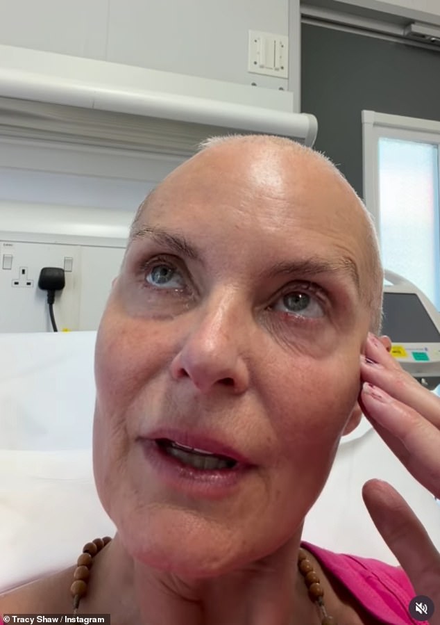 A estrela de Coronation Street, Tracy Shaw, começou a chorar na sexta-feira enquanto se filmava no hospital em meio à batalha contra o câncer de mama.