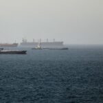 Transporte marítimo fica parado no Estreito de Ormuz depois que o Irã declara o fechamento de uma importante via navegável
