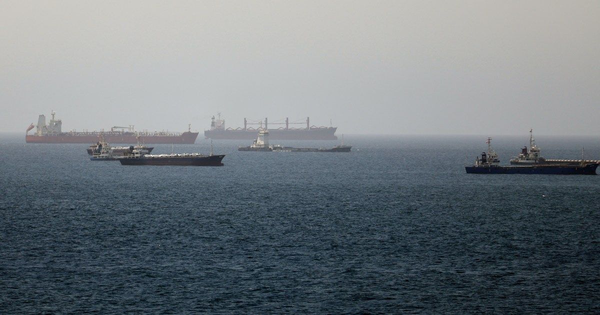 Transporte marítimo fica parado no Estreito de Ormuz depois que o Irã declara o fechamento de uma importante via navegável