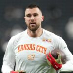 GettyImages-2277906983 Travis Kelce dá uma noite de meninos enquanto os convidados se reúnem na casa de Taylor Swift antes do casamento