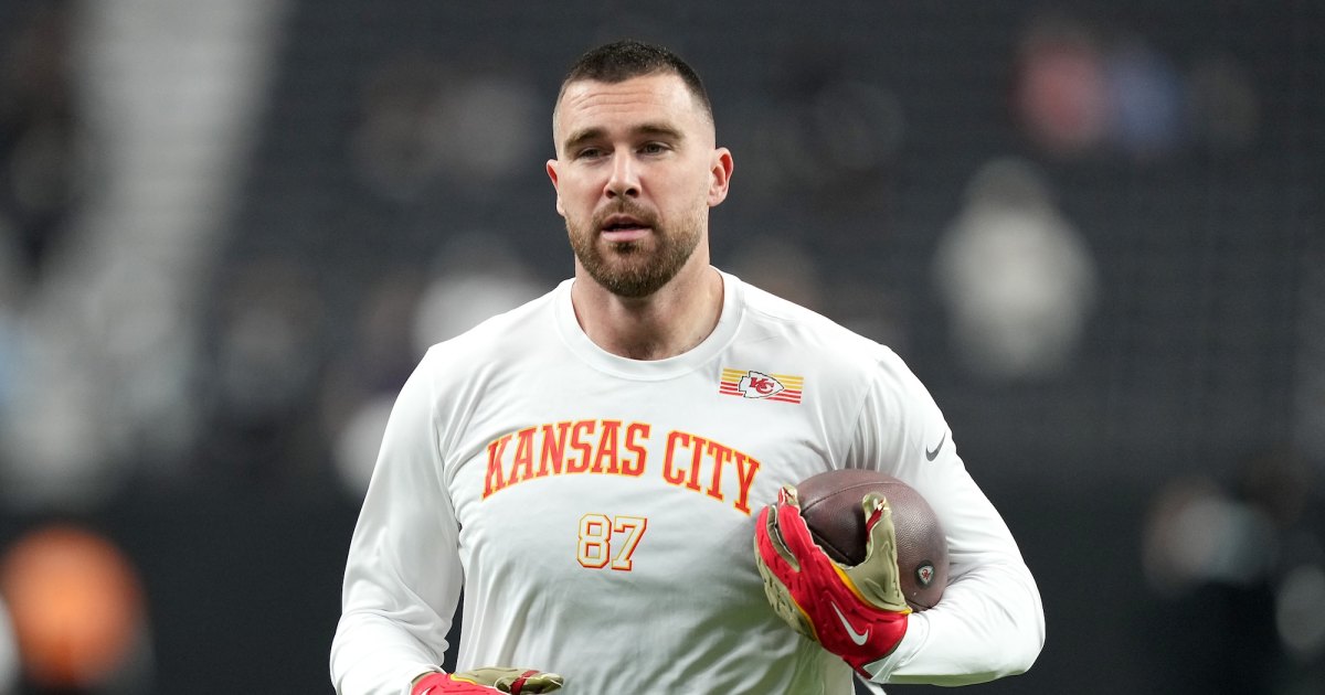 GettyImages-2277906983 Travis Kelce dá uma noite de meninos enquanto os convidados se reúnem na casa de Taylor Swift antes do casamento
