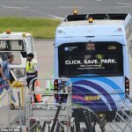 O capitão da Inglaterra, Harry Kane, se prepara para embarcar em um avião no aeroporto de Birmingham para Miami