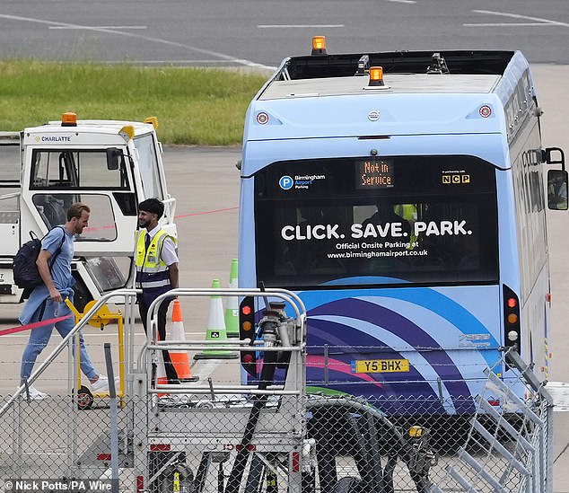 O capitão da Inglaterra, Harry Kane, se prepara para embarcar em um avião no aeroporto de Birmingham para Miami
