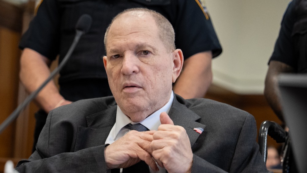 Tribunal de apelações mantém condenação de Harvey Weinstein por estupro em Los Angeles, mas ordena nova sentença