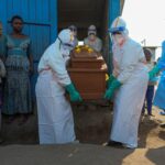 Trinta mortos em campo de deslocados na RDC à medida que cresce a ameaça do Ébola
