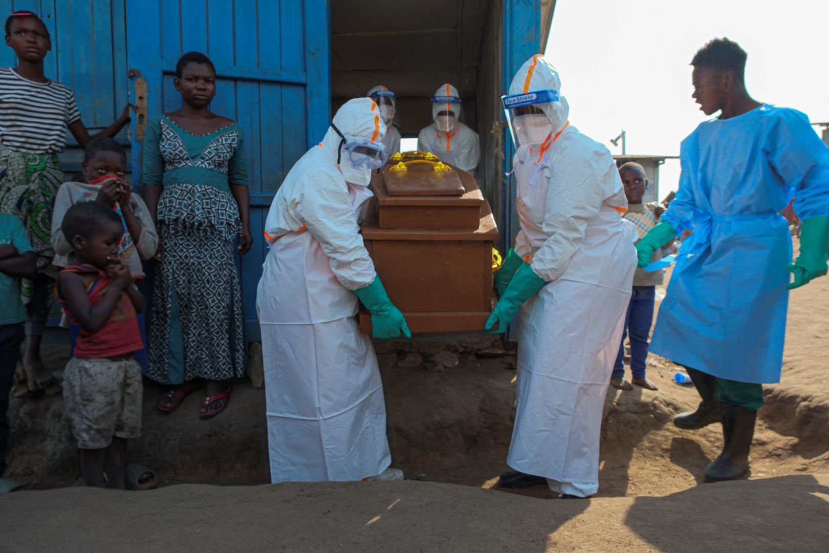 Trinta mortos em campo de deslocados na RDC à medida que cresce a ameaça do Ébola