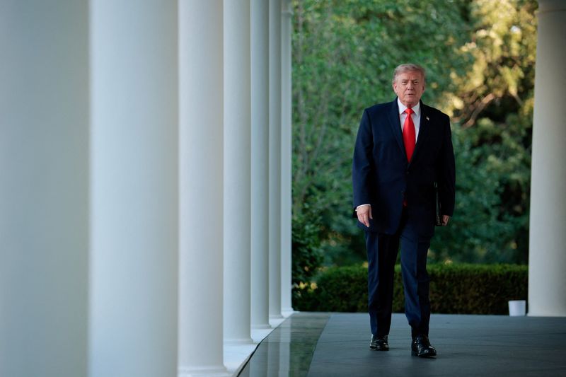 Trump ameaça tarifa de 100% a qualquer país que imponha imposto sobre serviços digitais