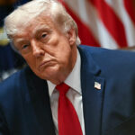 Trump assina ordem executiva mais restrita sobre supervisão de IA após objeções da indústria