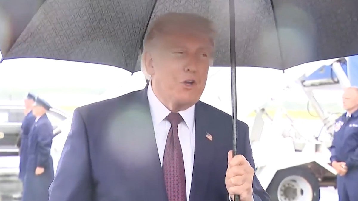 Trump ataca repórter feminina por questionar o custo da guerra no Irã versus americanos em 'dificuldades financeiras' | Vídeo