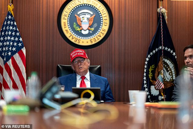 O presidente Donald Trump realiza uma reunião na Sala de Situação da Casa Branca em Washington, DC, EUA, 21 de junho de 2025