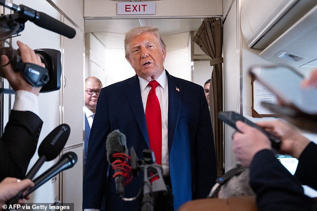 O presidente Donald Trump disse na noite de segunda-feira, em uma teleconferência com eleitores da Carolina do Sul, que os EUA declarariam “vitória total” sobre o Irã nas próximas duas semanas.