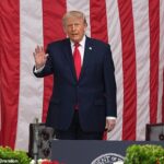 O presidente Donald Trump anunciou que um acordo de paz entre os EUA e o Irão será assinado amanhã e que o Estreito de Ormuz será reaberto imediatamente após