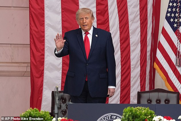 O presidente Donald Trump anunciou que um acordo de paz entre os EUA e o Irão será assinado amanhã e que o Estreito de Ormuz será reaberto imediatamente após