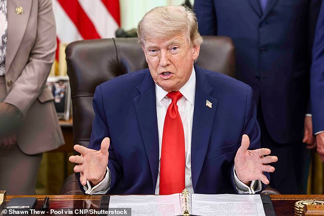 O presidente Donald Trump anunciou no domingo à noite que os EUA tinham chegado a um acordo de paz com o Irão, com o objectivo de pôr fim à guerra três meses e meio depois do seu início.