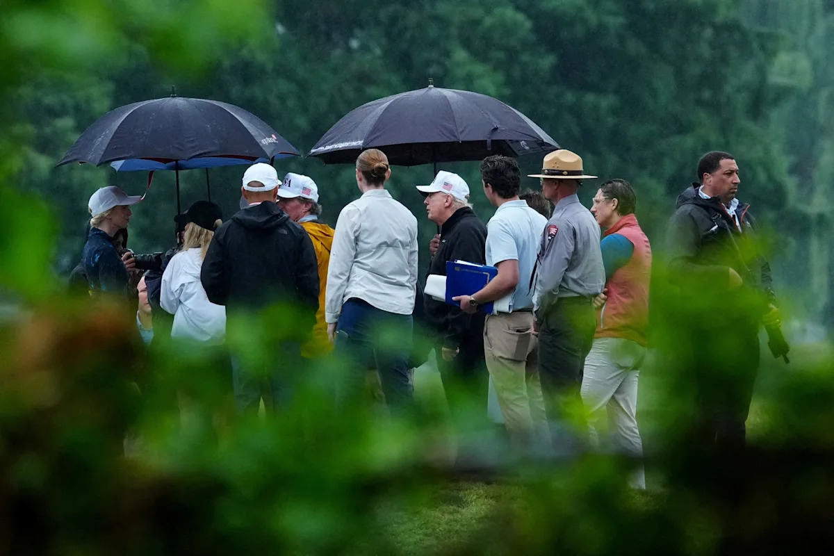 Ken Cedeno/Reuters - FOTO: O presidente dos EUA, Donald Trump, visita campo de golfe em Hains Point, em Washington, DC