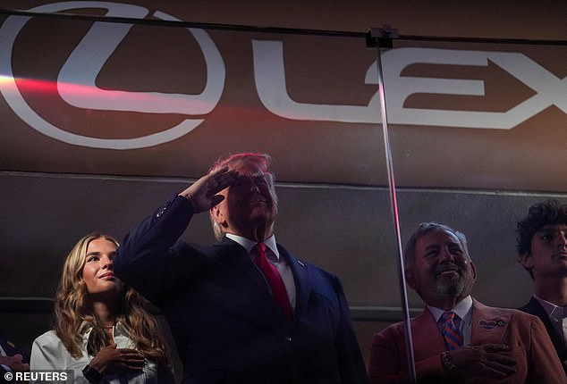 Donald Trump e sua neta Kai sorriram maliciosamente enquanto as vaias soavam em torno do MSG na segunda-feira