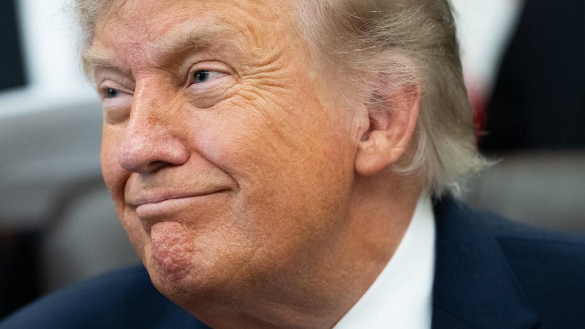 Trump está a ameaçar uma tarifa de 100% sobre os produtos europeus. De novo.