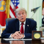 O presidente Donald Trump observa o dia em que assina uma ordem executiva sobre reparos de veículos no Salão Oval da Casa Branca em Washington, DC, EUA, 29 de junho de 2026.